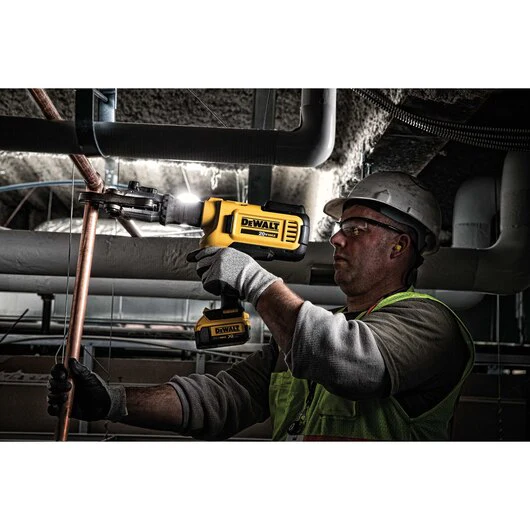 DeWALT 20V DCE200M2K MAX Copper Pipe Crimping Tool w/ Crimping Heads Kit - Image 2
