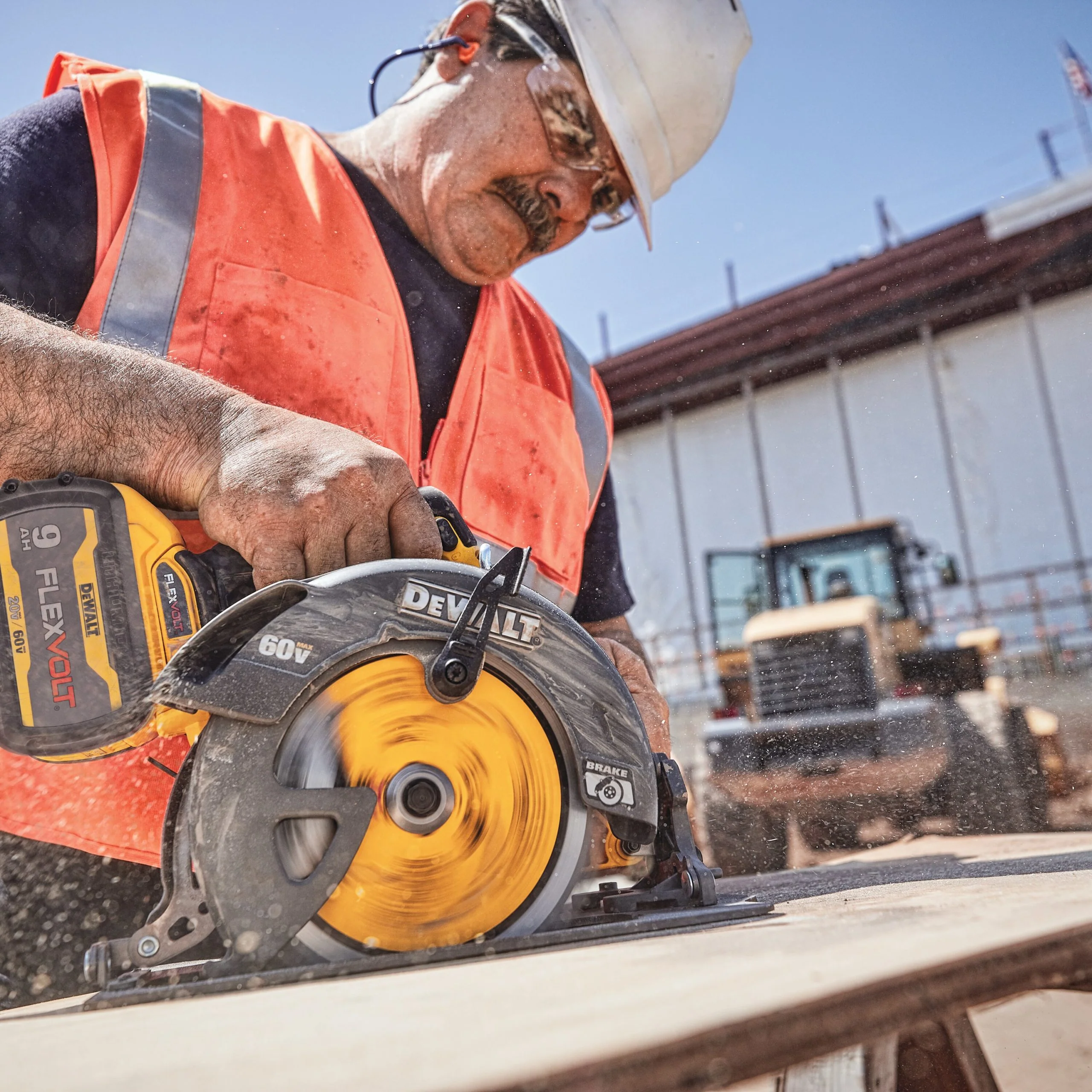 DeWALT (DCS578B) 60V MAX 7-1/4 In. Brushless Circular Saw (Bare Tool) - Image 3