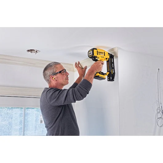 DEWALT DCN662D1 20V MAX XR 16 GA Cordless Straight Finish Nailer Kit - Image 4
