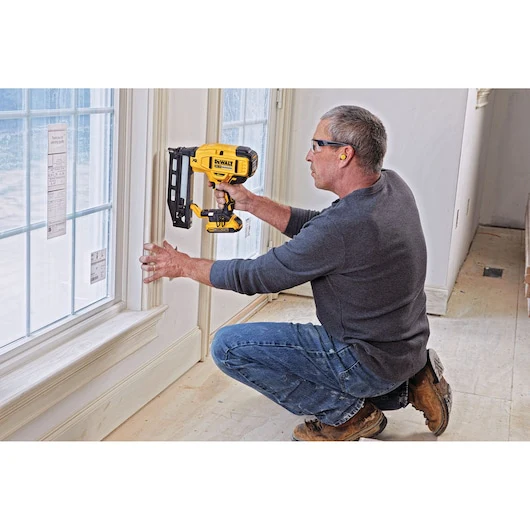 DEWALT DCN662D1 20V MAX XR 16 GA Cordless Straight Finish Nailer Kit - Image 5
