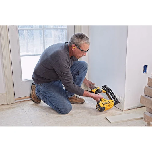 DEWALT DCN662D1 20V MAX XR 16 GA Cordless Straight Finish Nailer Kit - Image 6
