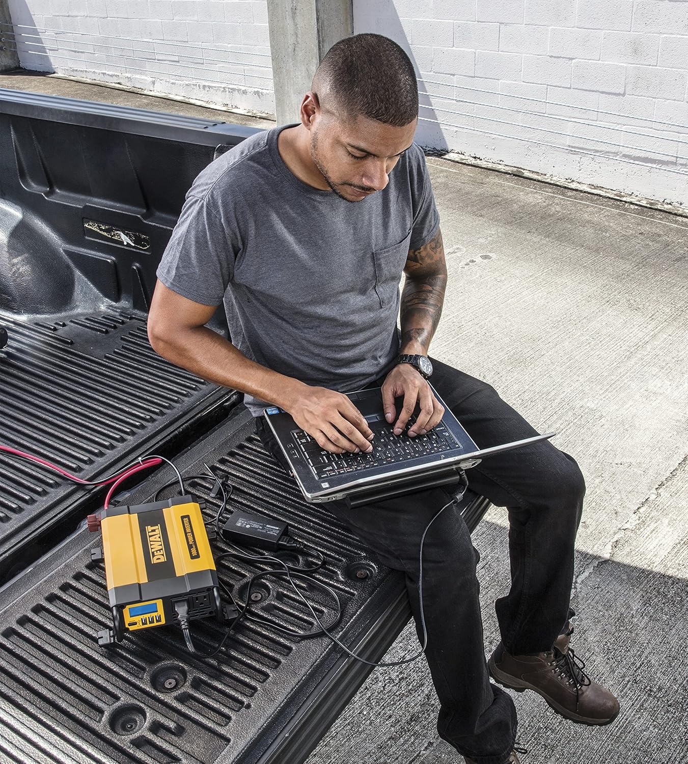 DEWALT DXAEPI1000 Power Inverter 1000W Car Converter with LCD Display: Dual 120V AC Outlets, 3.1A USB Ports, 12V DC Adapter, Battery Clamps - Image 7