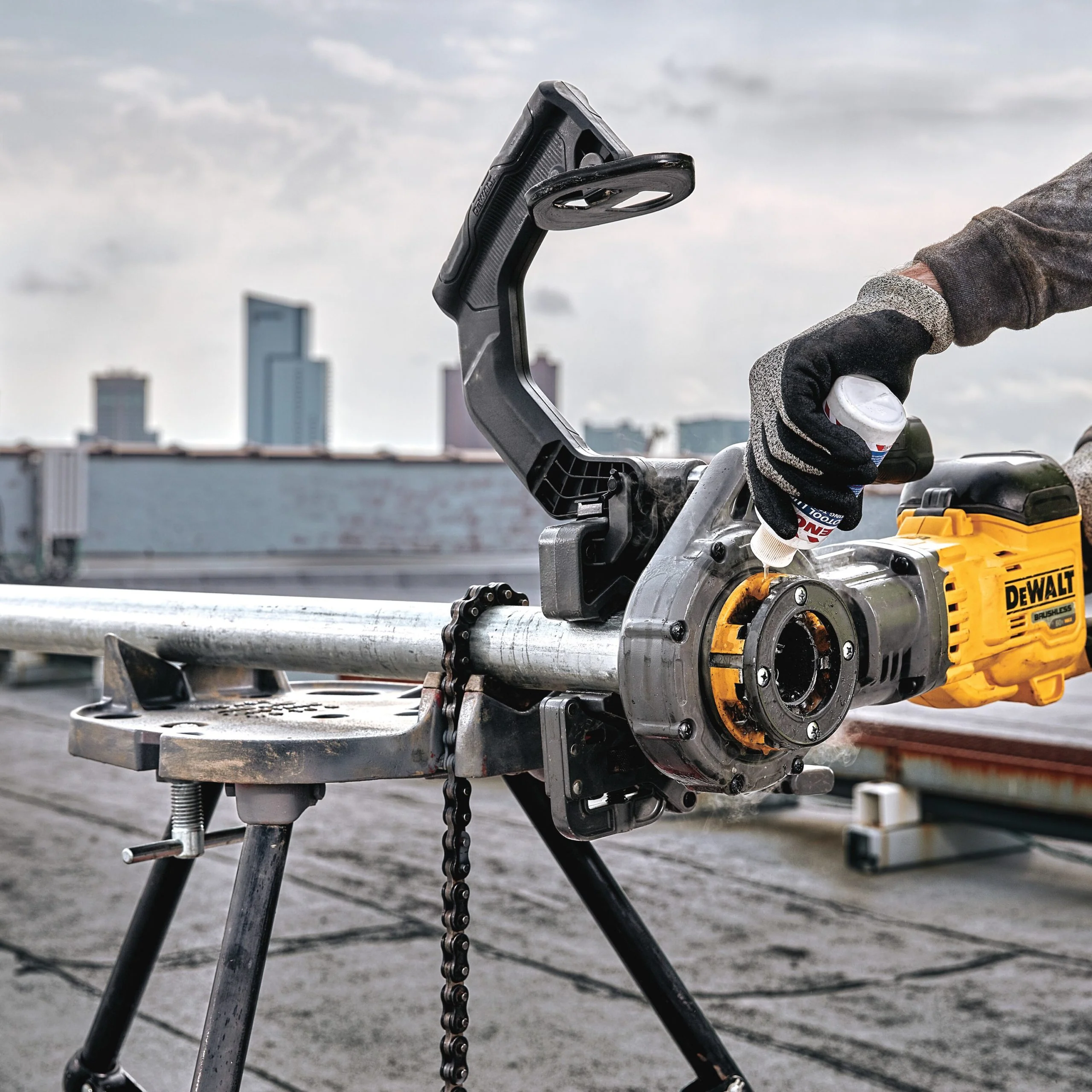 DeWALT DCE700X2K 60V MAX FlexVolt Cordless Pipe Threader Kit with Die Heads - Image 10