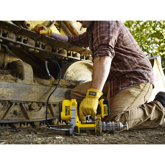 DeWALT 20V DCGG571M1 MAX Lithium-Ion Grease Gun Kit - Image 4