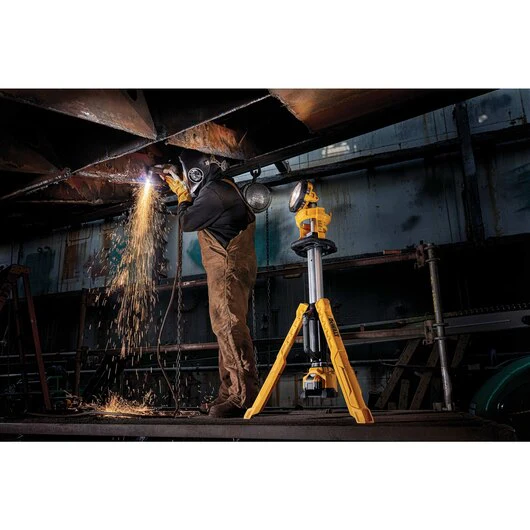 DeWALT (DCL079R1) 20V MAX Tripod Light - Image 4