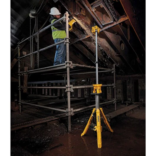 DeWALT (DCL079R1) 20V MAX Tripod Light - Image 5