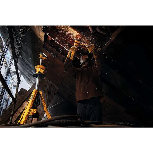 DeWALT (DCL079R1) 20V MAX Tripod Light - Image 7