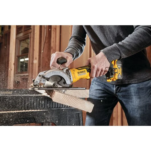 DeWALT (DCS571P1) ATOMIC 20V MAX Brushless 4-1/2 In. Cordless Circular Saw Kit - Image 4