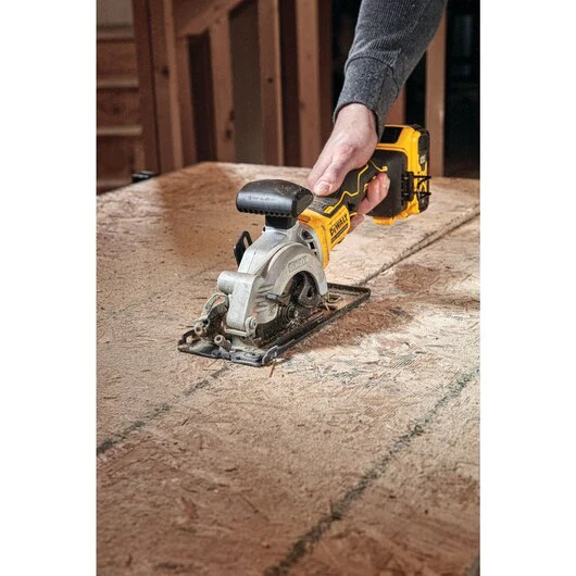 DeWALT (DCS571P1) ATOMIC 20V MAX Brushless 4-1/2 In. Cordless Circular Saw Kit - Image 5
