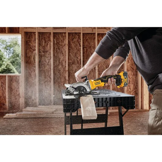 DeWALT (DCS571P1) ATOMIC 20V MAX Brushless 4-1/2 In. Cordless Circular Saw Kit - Image 7