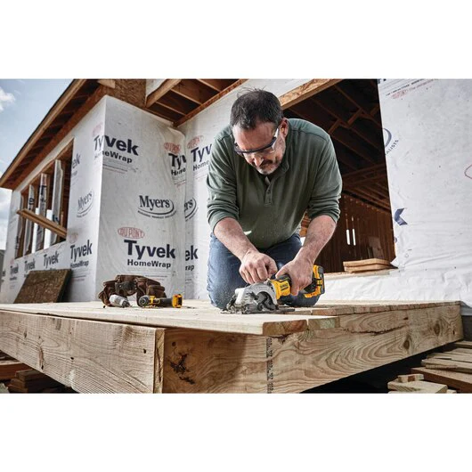 DeWALT (DCS571P1) ATOMIC 20V MAX Brushless 4-1/2 In. Cordless Circular Saw Kit - Image 9