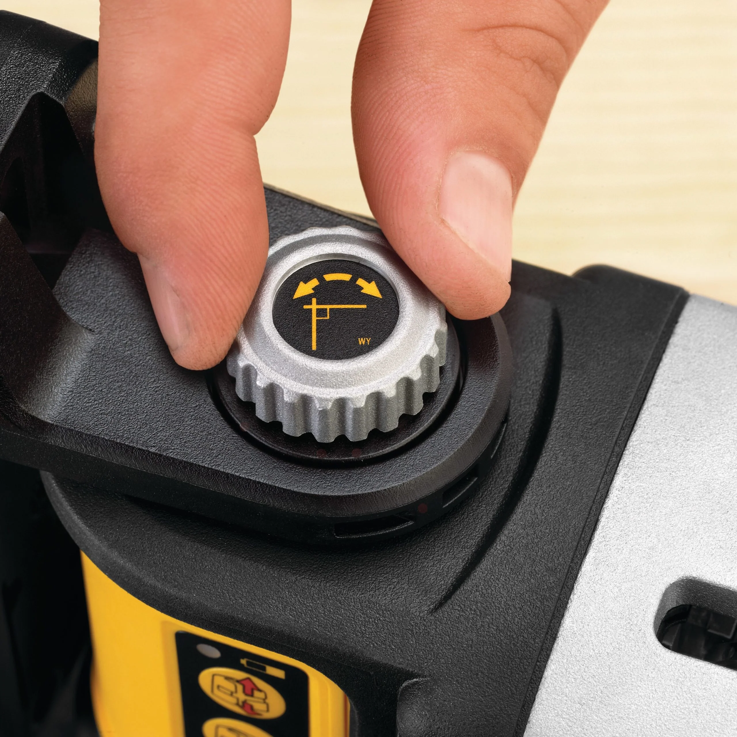 DeWALT (DW089K) Self Leveling 3-Beam Line Laser (Green) - Image 4
