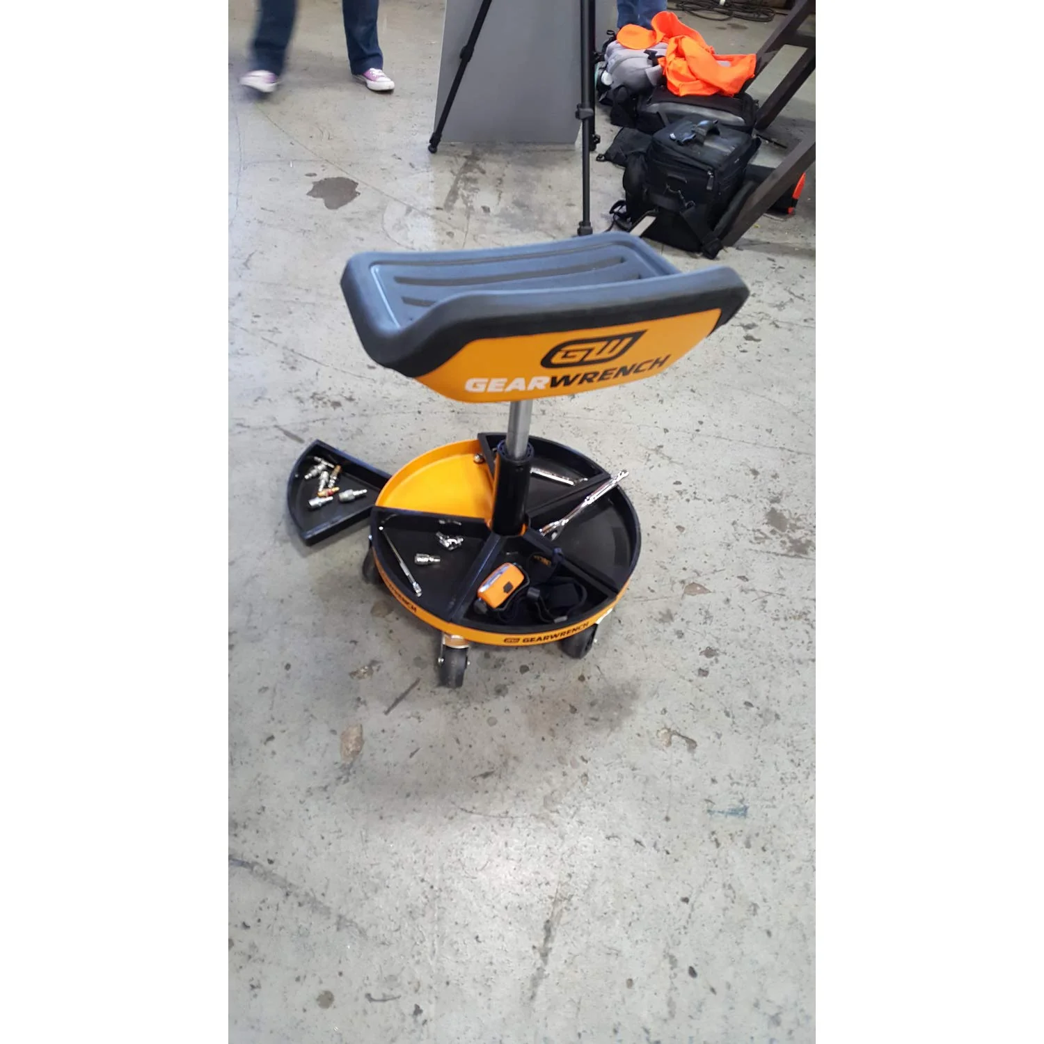 GEARWRENCH Adjustable Height Swivel Mechanics Seat, 18" To 22" - 86994 - Image 9
