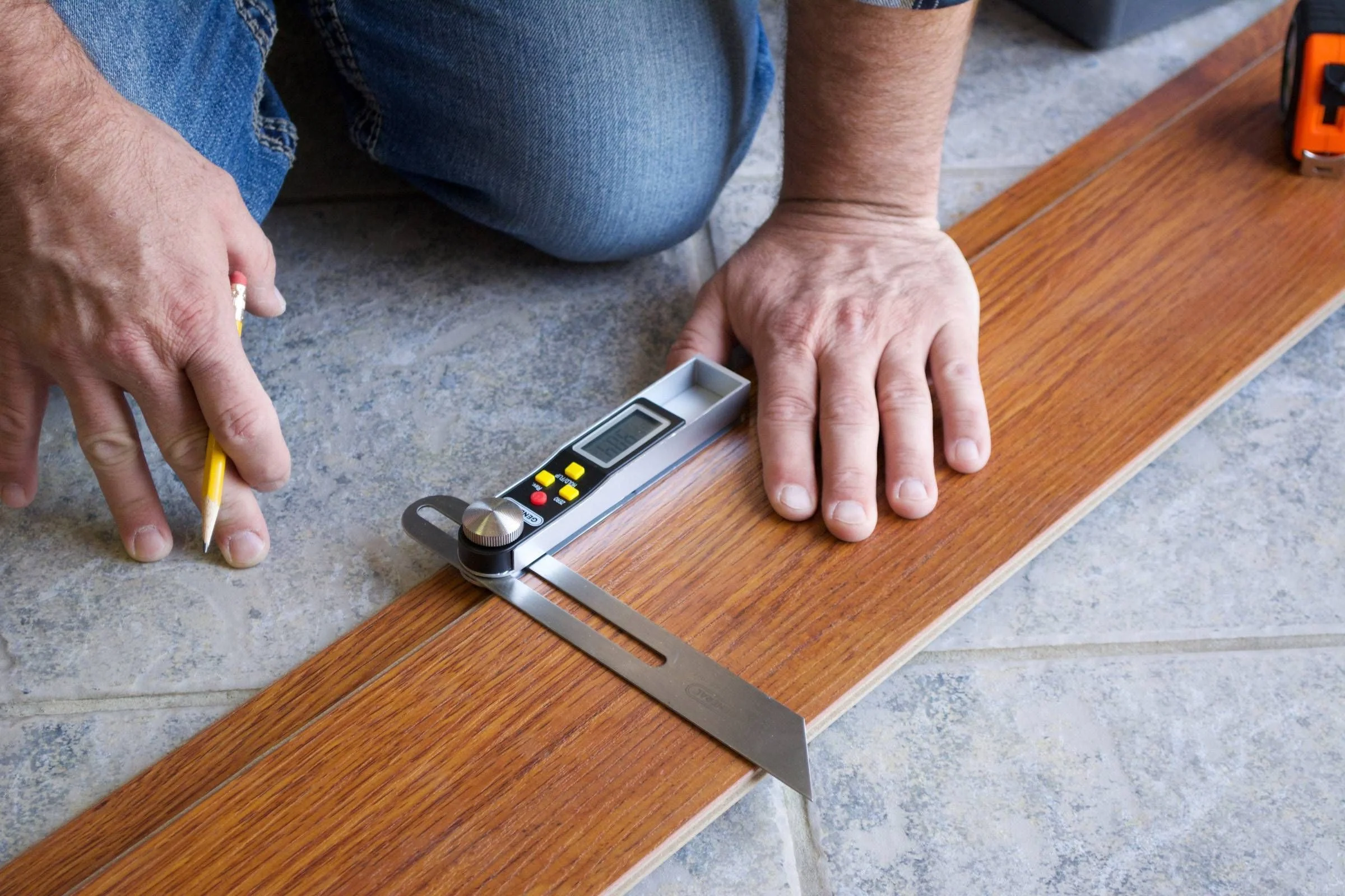 General Tools 8 In. ANGLE-IZER Digital Sliding T-Bevel & Protractor in One - Image 4