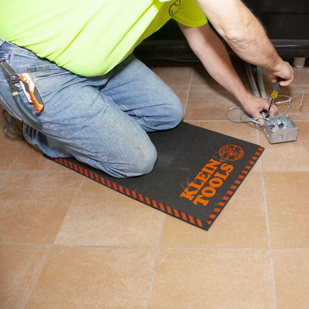Klein Tools 60136 Kneeling Pads, Adult Men's Large Soft Thick Closed Cell Soft Foam Professional Tradesman Pro Pads with Handle - Image 4