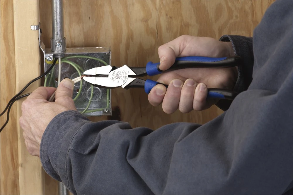 Klein Tools J2000-9NE Lineman's Pliers, 9-Inch, Journeyman Handle - Image 9