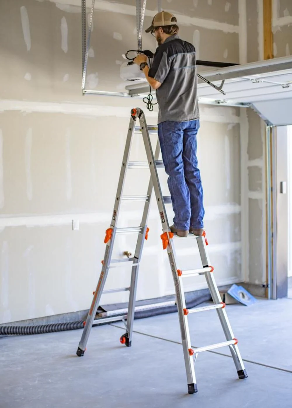 Little Giant Ladders Velocity Model 17 300 lb Rated Type-1A Multi-Use Ladder - Image 6