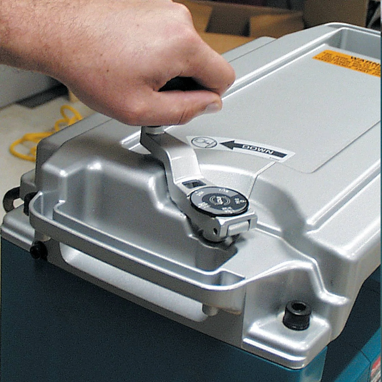 Makita (2012NB) 12" Portable Planer, Interna-Lok Automated Head Clamp, 15 AMP - Image 3