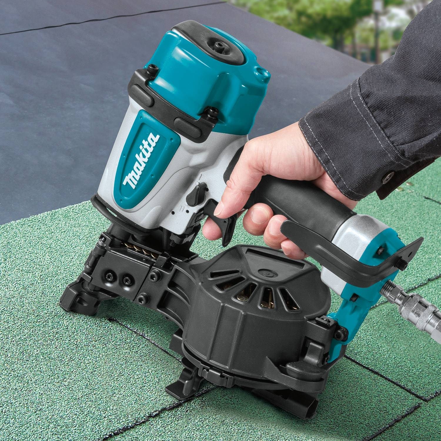 Makita 1-3/4" Coil Roofing Nailer - Image 4