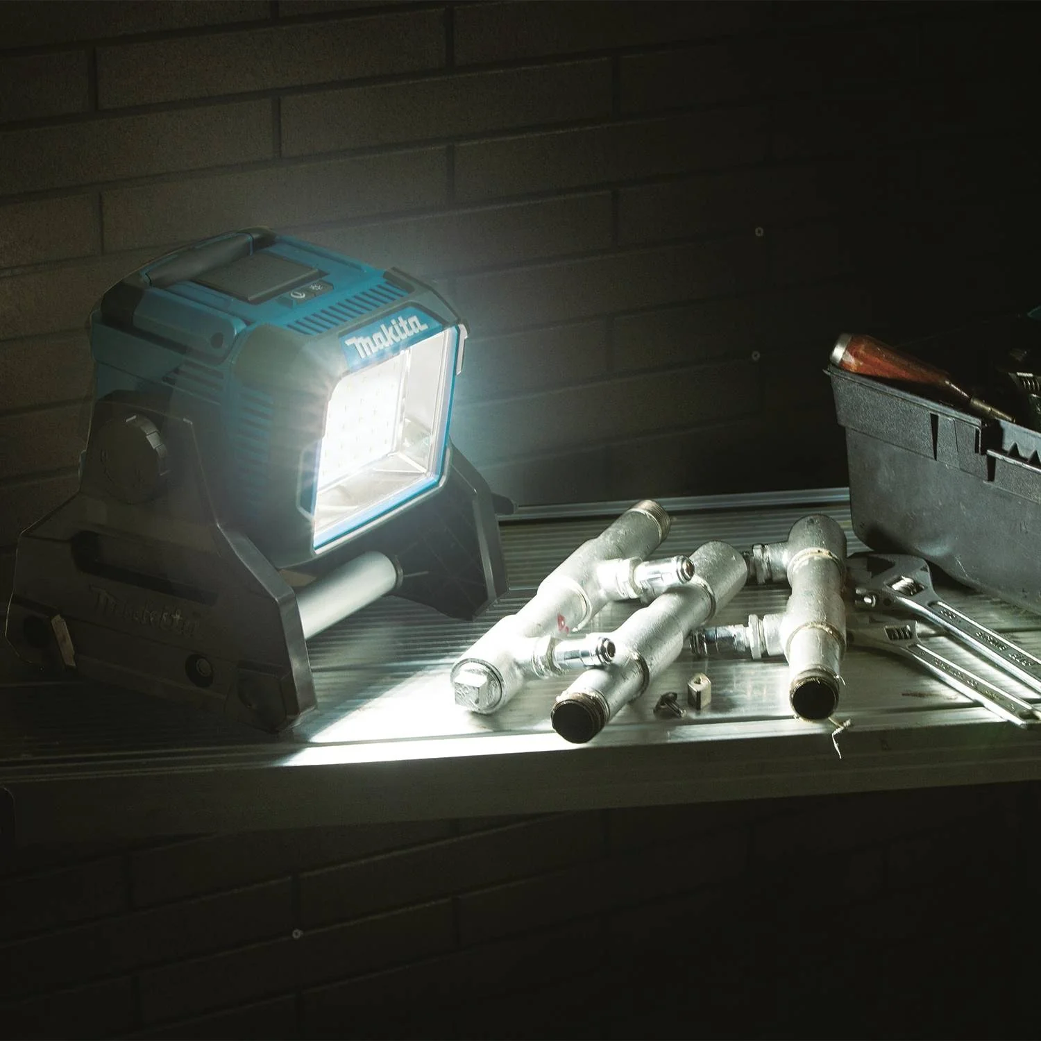 Makita 18V LXT Lithium-Ion Cordless/Corded Work Light (Light Only) - Image 2