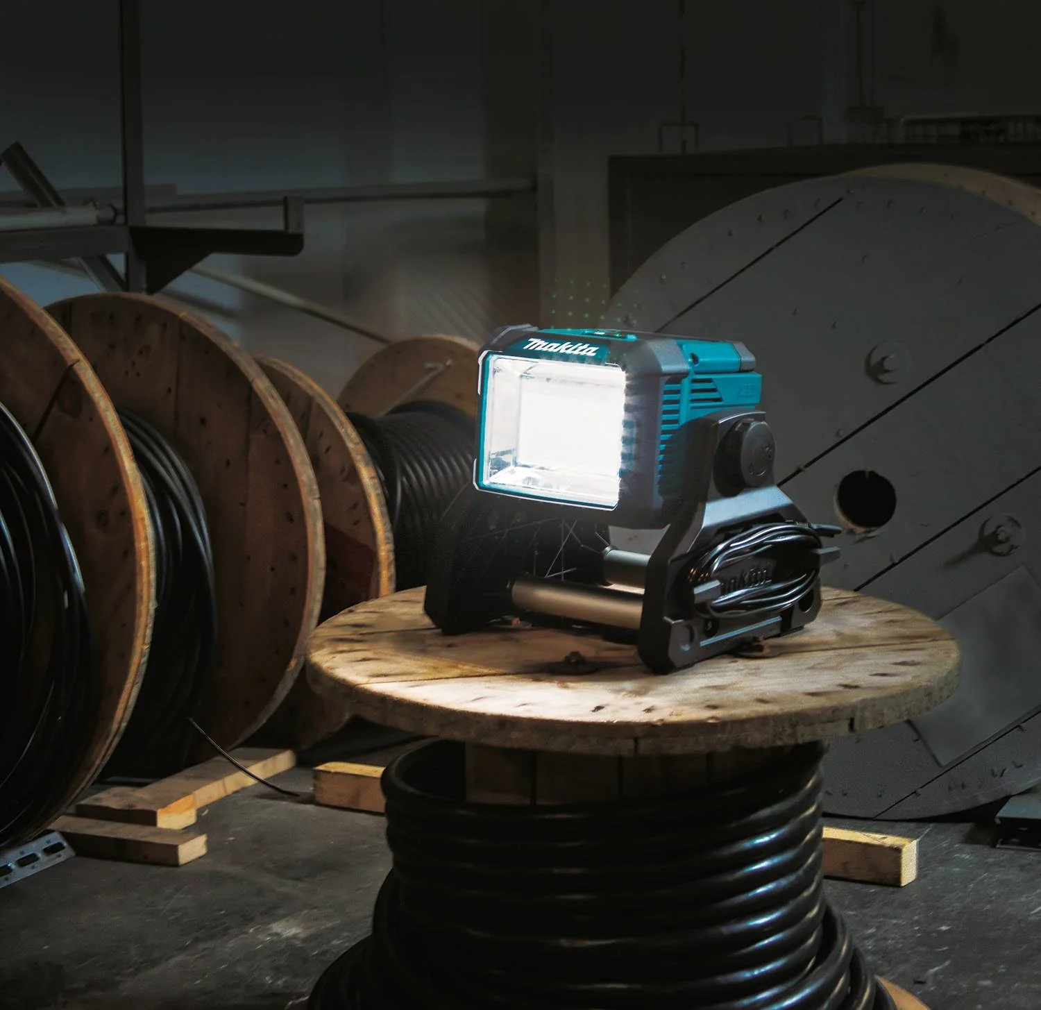 Makita 18V LXT Lithium-Ion Cordless/Corded Work Light (Light Only) - Image 4