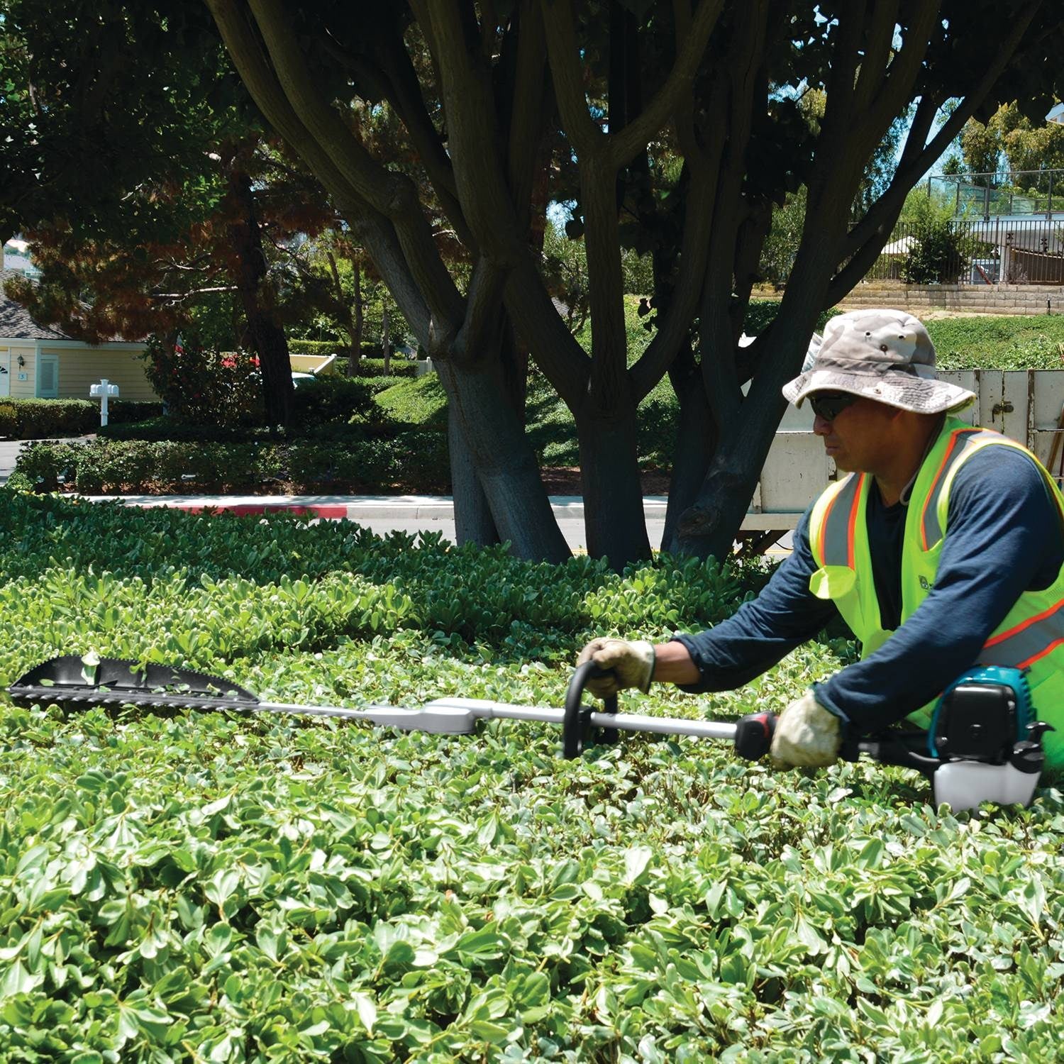 Makita (EN7350SH) 30" 25.4 cc MM4 4-Stroke Engine Single-Sided Hedge Trimmer - Image 4