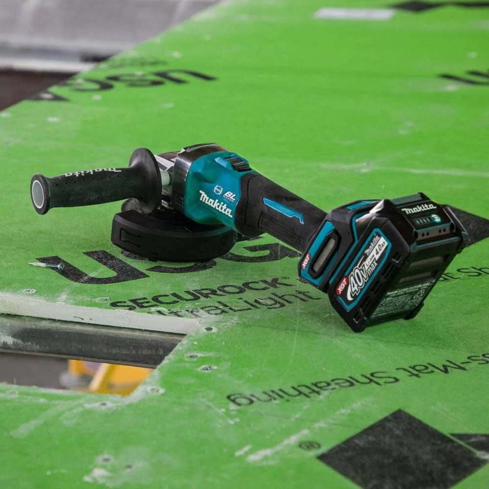 Makita GAG01M1 40V Max XGT Brushless Cordless 4‑1/2” / 5" Angle Grinder Kit, with Electric Brake (4.0Ah) - Image 7