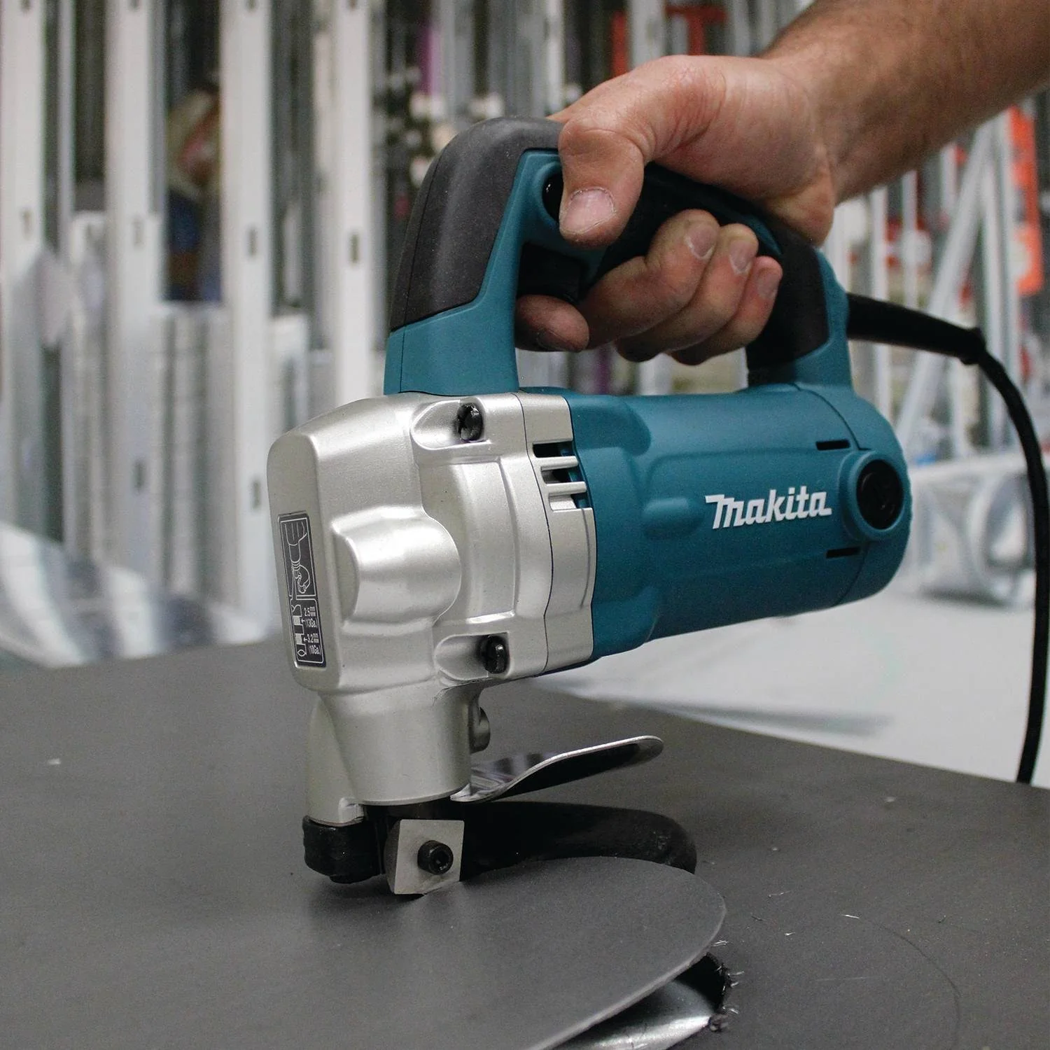 Makita (JS3201) 10 Gauge Shear, 6.2 AMP, 1,600 SPM - Image 2