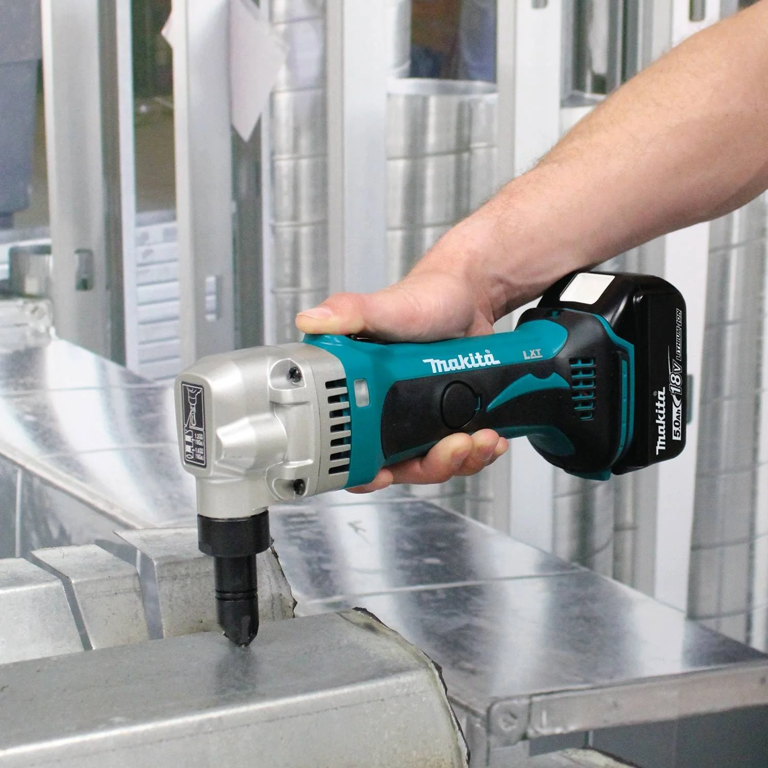 Makita (XNJ01T) 18V LXT Lithium-Ion Cordless 16 Gauge Nibbler Kit, bag (5.0Ah) - Image 2