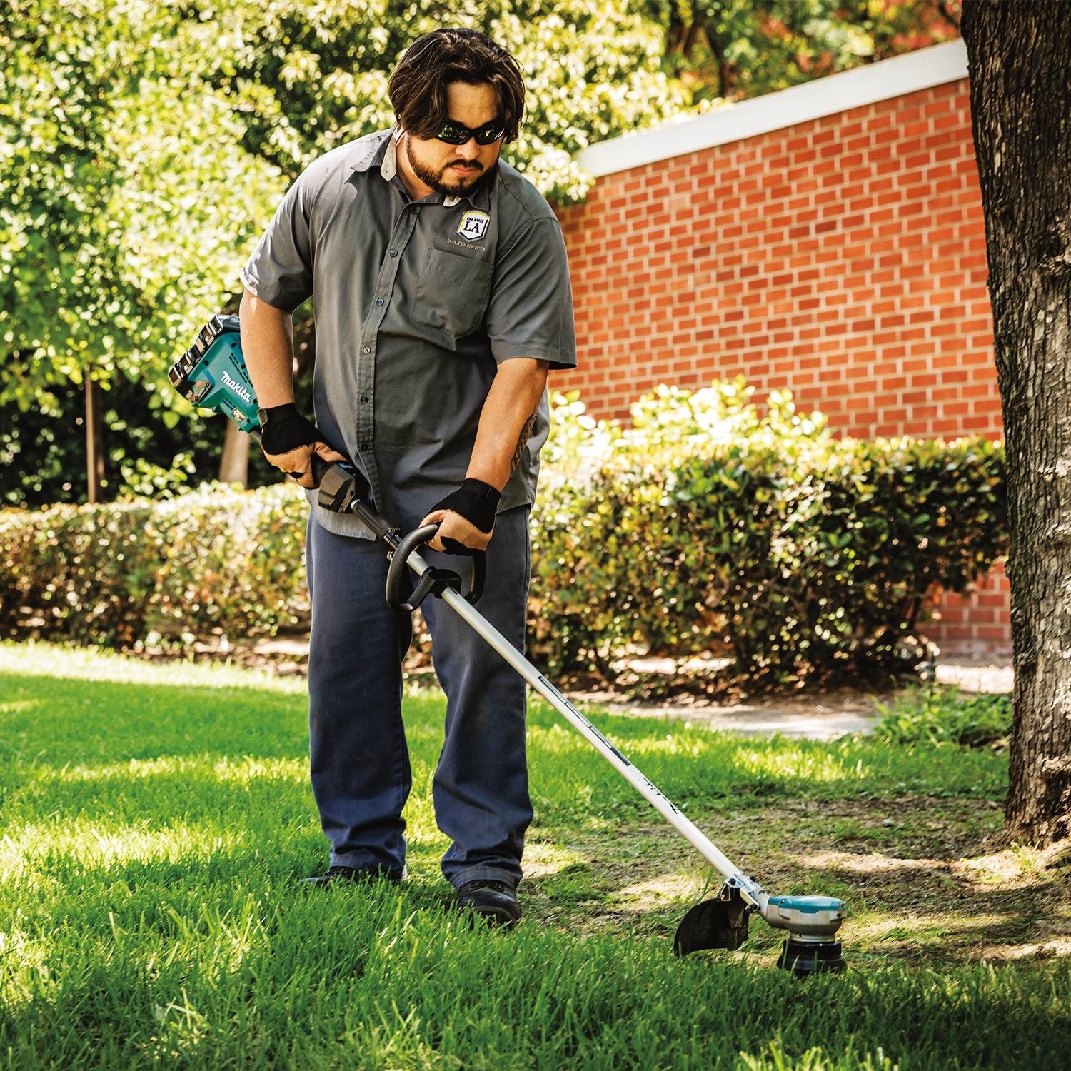 Makita (XRU15PT) 18V LXT Brushless String Trimmer Kit - Image 5