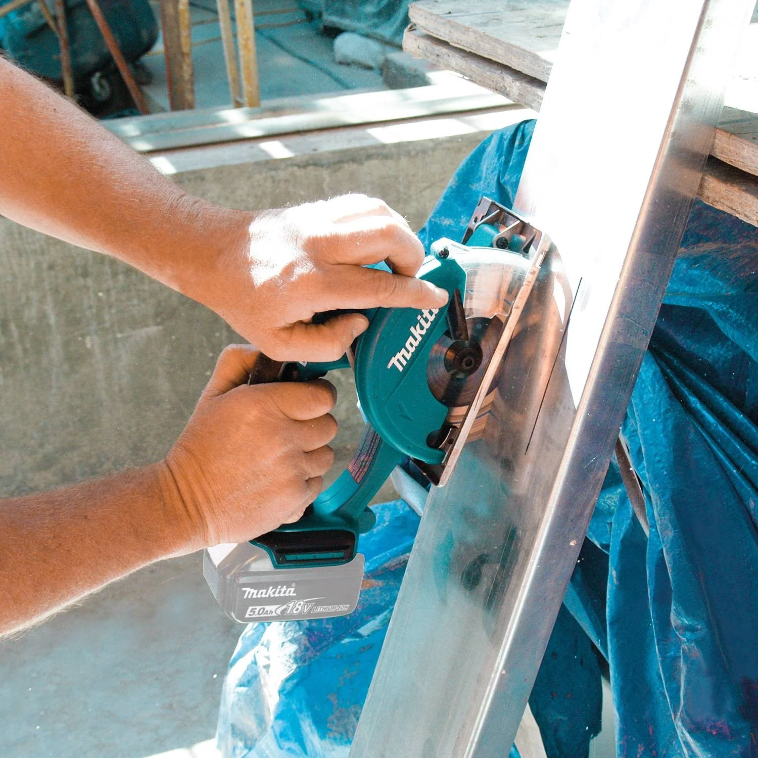 Makita 18V LXT Lithium-Ion Cordless 5-3/8" Metal Cutting Saw (Bare Tool) - Image 3