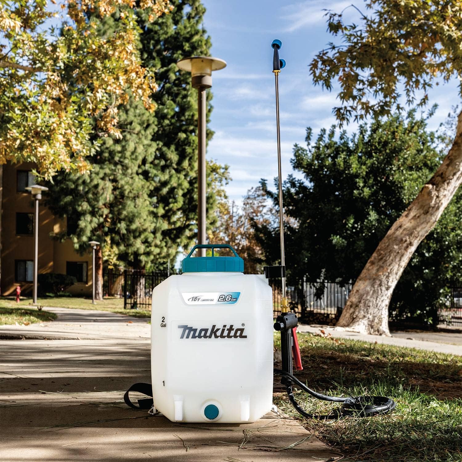 Makita XSU01SM1 18V LXT Lithium-Ion Cordless 2.6 Gallon Backpack Sprayer Kit (4.0Ah) - Image 5