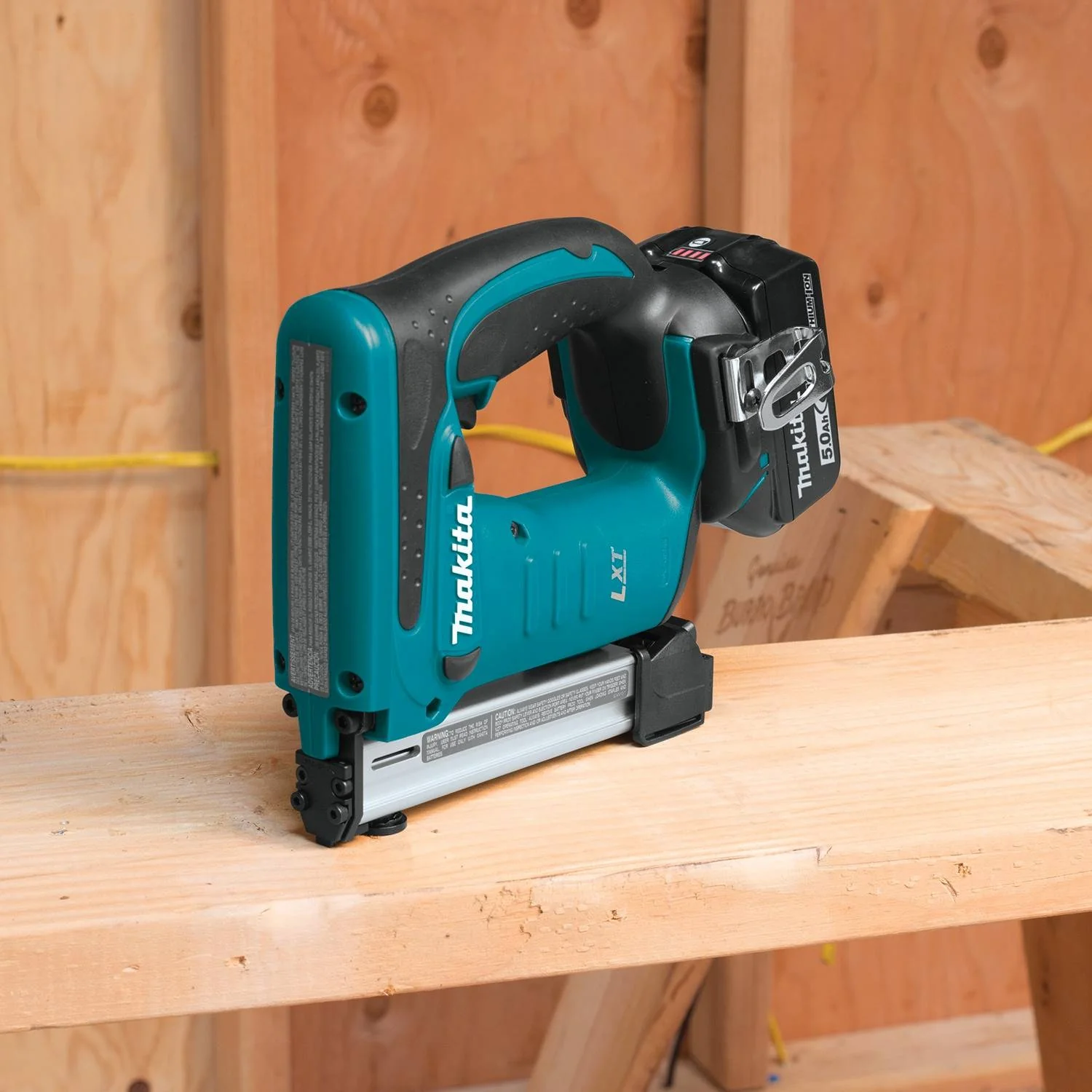 Makita (XTS01T) 18V LXT Lithium-Ion Cordless 3/8" Crown Stapler Kit, bag (5.0Ah) - Image 5