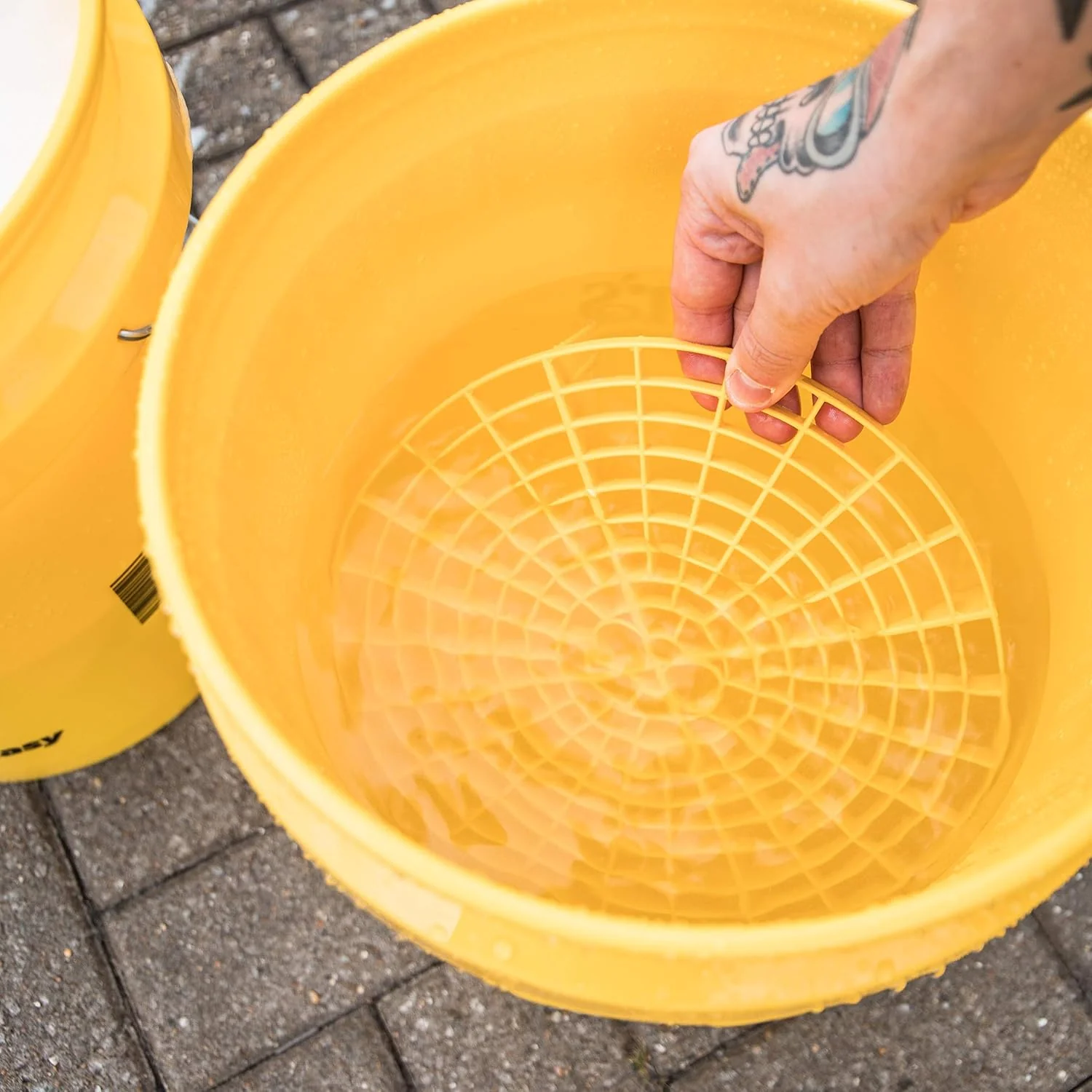 Meguiar's X3003 Yellow Bucket, Car Wash Bucket for Water and Suds, 3.5 Gallon - Image 4