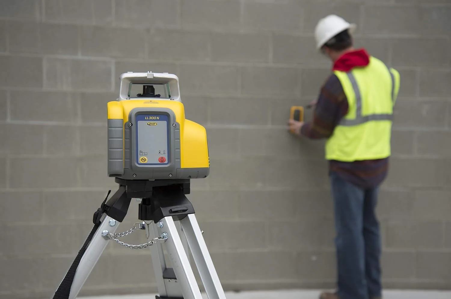 Spectra Precision LL300N Laser Level, Self Leveling Kit with HL450 Receiver, Clamp, Alkaline Batteries - Image 5