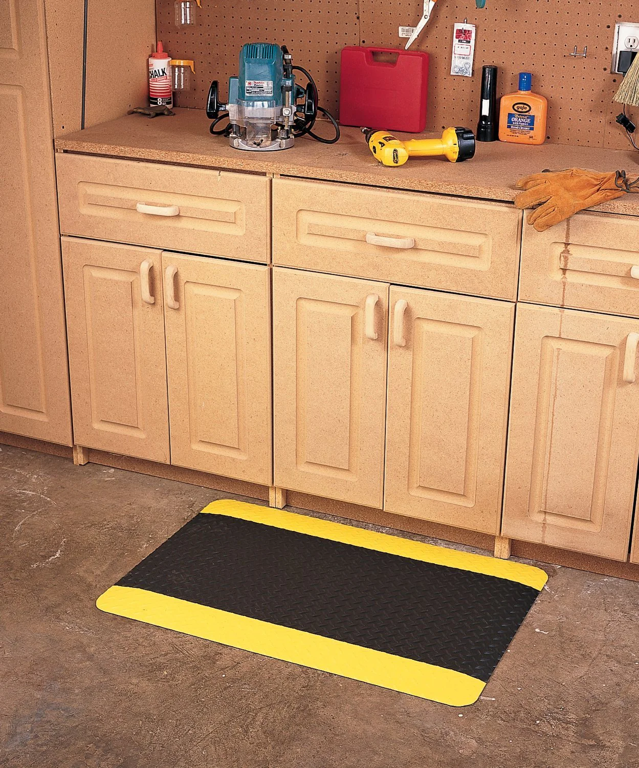 Wearwell Diamond-Plate SpongeCote UltraSoft Mat, 5' Width x 75' Length x 15/16" Thickness, Black/Yellow - Image 3
