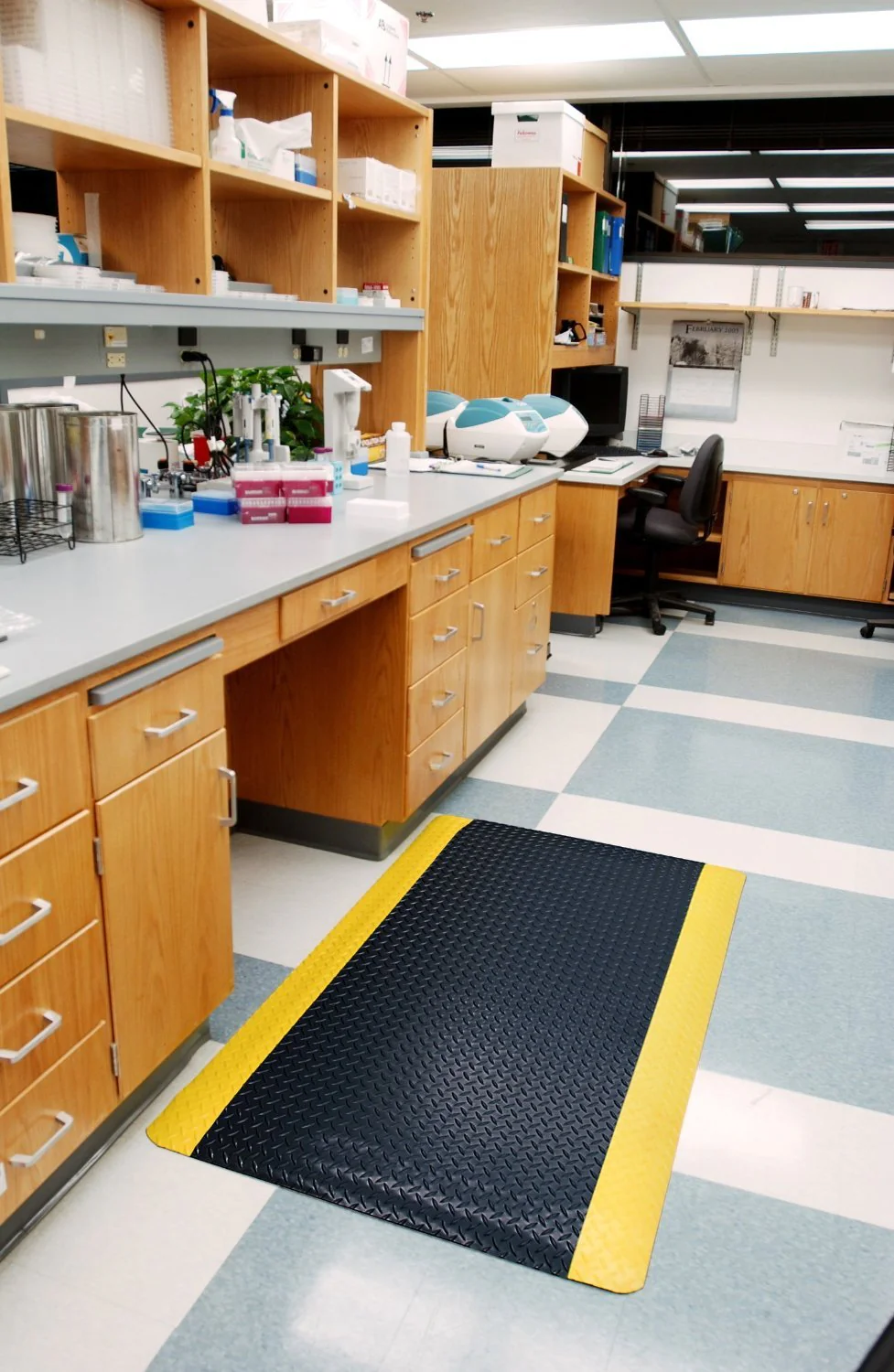 Wearwell Diamond-Plate SpongeCote UltraSoft Mat, 2' Width x 75' Length x 15/16" Thickness, Black/Yellow - Image 2