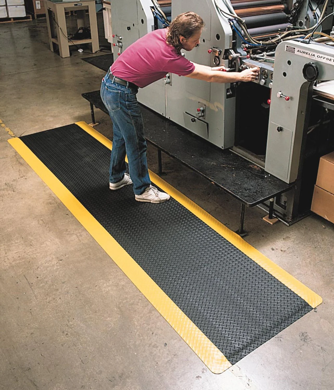 Wearwell Diamond-Plate SpongeCote UltraSoft Mat, 6' Width x 75' Length x 15/16" Thickness, Black/Yellow - Image 4