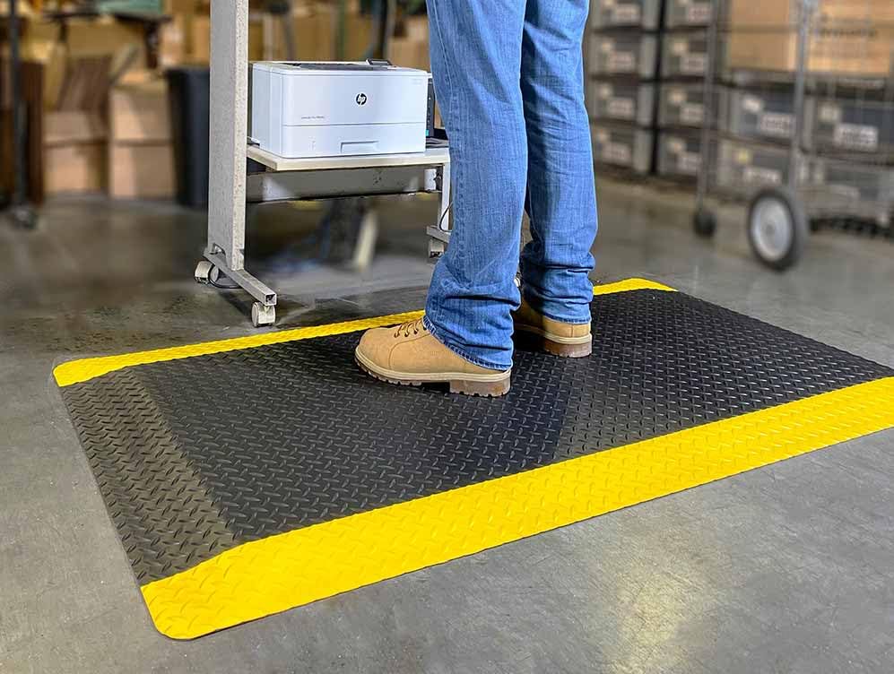 Wearwell Diamond-Plate SpongeCote UltraSoft Mat Anti-Fatigue Workstation Mat. 2' W x 3' L x 15/16" Thickness. Nitricell Sponge. Pre-Beveled Edge. - Image 5