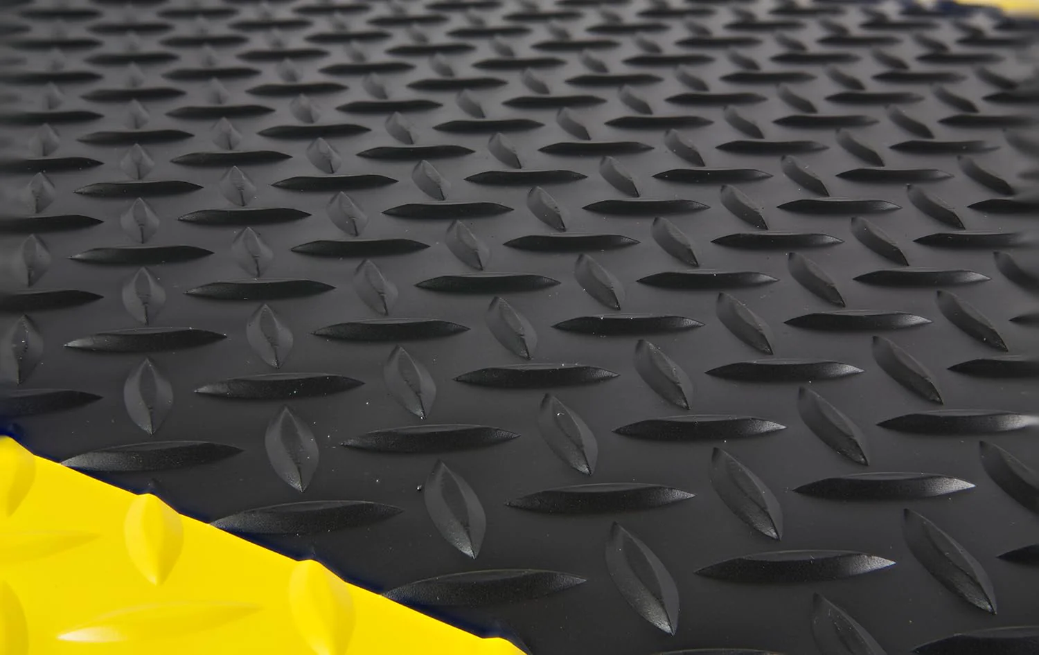 Wearwell Diamond-Plate SpongeCote UltraSoft Mat Anti-Fatigue Workstation Mat. 2' W x 3' L x 15/16" Thickness. Nitricell Sponge. Pre-Beveled Edge. - Image 8