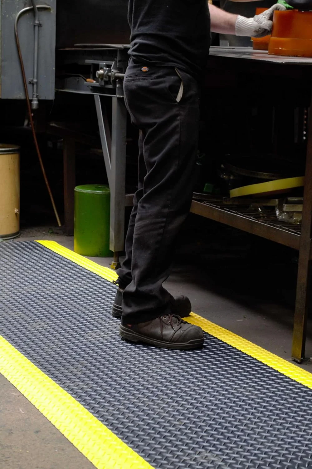 Wearwell Diamond-Plate SpongeCote UltraSoft Mat Anti-Fatigue Workstation Mat. 2' W x 3' L x 15/16" Thickness. Nitricell Sponge. Pre-Beveled Edge. - Image 9